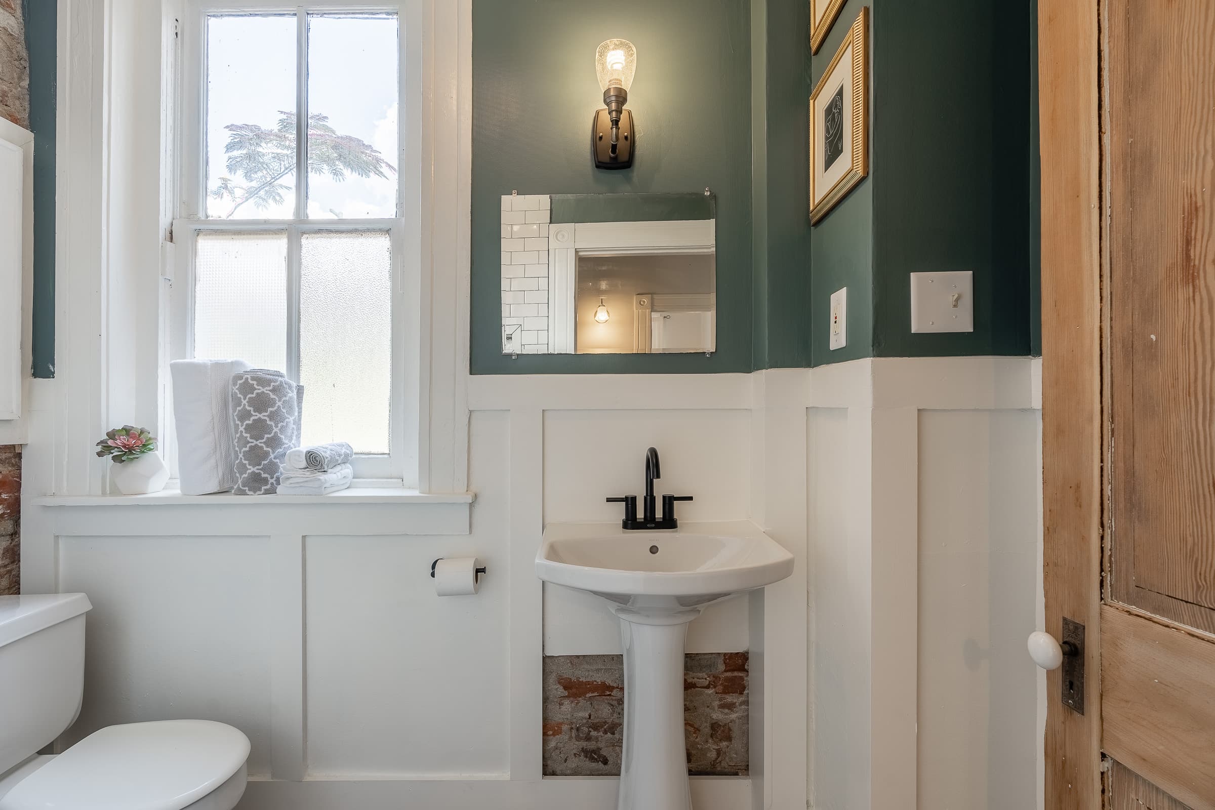 Old Louisville apartment bathroom
